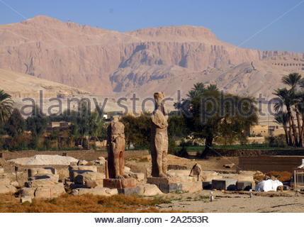 Statue di Amenhotep III presso il Tempio mortuario di Amenhotep III, noto anche come sistema Kom el-Hettân, costruito dall'architetto Amenhotep figlio di Habu, per il faraone Amenhotep III (o Amenhetep III) durante la XVIII Dinastia del Nuovo Regno. Il tempio mortuario è situato sulla sponda occidentale del fiume Nilo, a tutta la riva orientale città di Luxor. Foto Stock