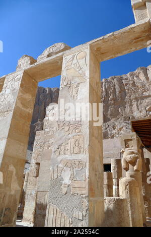 Deir el-Bahari, tempio mortuario e tomba, nei pressi di Luxor in Egitto. Durante la XVIII dinastia, il tempio mortuario di Hatshepsut fu progettato da Senenmut, royal steward e architetto di Hatshepsut. Esso è stato costruito durante il XV secolo a.c. durante la XVIII dinastia Foto Stock