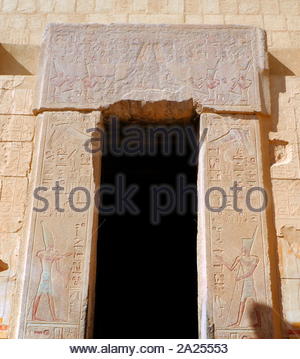 Portale con rilievo dipinto raffigurante due faraoni; uno a sinistra indossa la hedjet o corona bianca per l'Alto Egitto. Quello sulla destra indossa il deshret o corona rossa per il Basso Egitto. Tempio di Hatshepsut, nei pressi di Luxor in Egitto. Il tempio mortuario e tomba risale al XVIII dinastia, ed è stato progettato da Senenmut, royal steward e architetto di Hatshepsut. Esso è stato costruito durante il XV secolo a.c. durante la XVIII dinastia Foto Stock