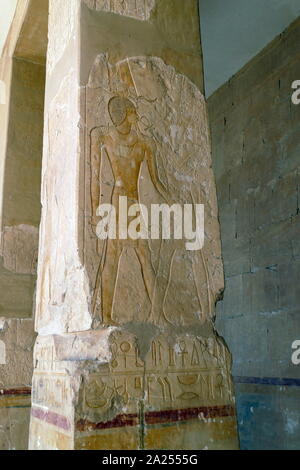 Rilievo di parete (verniciato), raffigurante il dio Amon con Hatshepsut; entro il Tempio di Hatshepsut, nei pressi di Luxor in Egitto. Il tempio mortuario e tomba risale al XVIII dinastia, ed è stato progettato da Senenmut, royal steward e architetto di Hatshepsut. Esso è stato costruito durante il XV secolo a.c. durante la XVIII dinastia Foto Stock