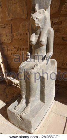 Sekhmet statua, presso il Tempio mortuario di Ramesse III presso il Tempio di Amon, (Djeser Set) risalente al XVIII dinastia. Costruito da Hatshepsut e Thutmosi III. Parte del tempio mortuario di Ramesse III a Medinet Habu. Nuovo Regno periodo struttura nella West Bank di Luxor in Egitto. A parte la sua dimensione e la sua importanza architettonica ed artistica, il tempio è probabilmente meglio conosciuto come sorgente di inscritto rilievi raffiguranti l'avvento e la sconfitta dei popoli del mare durante il regno di Ramesse III Il tempio, circa 150 m lungo, è di design ortodossa, e assomiglia strettamente il vicino tempio mortuario Foto Stock