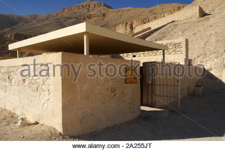 Ingresso KV62, la tomba del giovane faraone Tutankhamon nella Valle dei Re, ora rinomata per la ricchezza di preziose antichità in esso contenute. La tomba è stata scoperta nel 1922 da Howard Carter Foto Stock