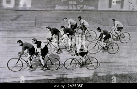 René Pottier (sinistra), 1879 - 1907; francese racing ciclista la concorrenza su un ippodromo 1905 Foto Stock