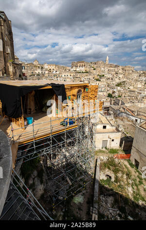 Matera, Italia - 15 Settembre 2019: Bond appartamento da il film 'nessun tempo per morire' in sassi di Matera, Italia. Hotel fictional in Piazzetta Pascoli area costruita specialmente per la produzione, con vista guardando verso il basso sulla città di Matera. Una volta che la ripresa è avvolto, la costruzione scomparirà e sarà probabilmente confondere i turisti per gli anni a venire che non possono trovare l'edificio. Foto Stock