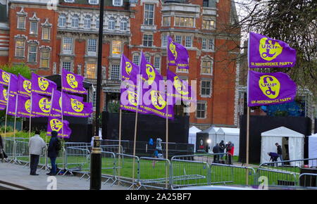 Campagna Brexit. "' UKIP (Regno Unito Independence Party) bandiere visualizzato di fronte al parlamento di Londra, Aprile 2019.Brexit è il processo del ritiro del Regno Unito (UK) dall'Unione europea (UE). A seguito di un referendum tenutosi il 23 giugno 2016 in cui 51,9 per cento di quelle supportate di voto a lasciare l'UE Foto Stock