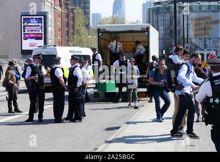 Rimuovere polizia ostruttiva mobili come la ribellione di estinzione il cambiamento climatico manifestanti protestare pacificamente, occupando Waterloo Bridge di Londra. Il 20 aprile 2019 Foto Stock