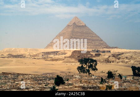 La piramide di Khafre o di Chephren, il secondo più alto e la seconda più grande delle antiche piramidi egiziane di Giza e la tomba del faraone Fourth-Dynasty Khafre (Chefren), che hanno governato da c. 2558 a 2532 BC Foto Stock