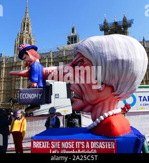 Theresa Maggio effigie a Brexit "rimanere" protesta al Parlamento a Londra, Aprile 2019.Brexit è il processo del ritiro del Regno Unito (UK) dall'Unione europea (UE). A seguito di un referendum tenutosi il 23 giugno 2016 in cui 51,9 per cento di quelle supportate di voto a lasciare l'UE Foto Stock