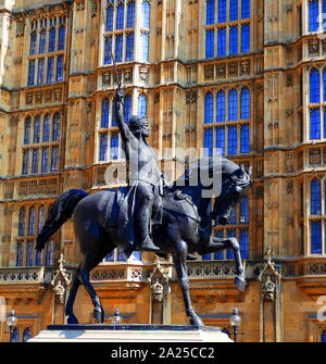 Statua al di fuori del Parlamento di Londra che mostra, Richard I (1157 - 1199), re d'Inghilterra dal 1189 fino alla sua morte. Egli era noto come Richard Coeur de Lion o Richard il cuore di leone, a causa della sua reputazione come un grande leader militare e guerriero Foto Stock