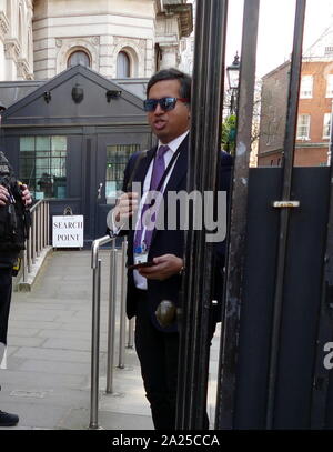 Faisal Islam (nato il 29 maggio 1977) British politica ed economia giornalista che dall'estate 2014 è stato il redattore politico di Sky News. Visto d'ingresso a Downing Street Aprile 2019 Foto Stock