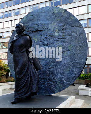 Statua di MARIA Seacole presso il St Thomas' Hospital di Londra, da Martin Jennings. Mary Jane Seacole OM (1805 - 1881); British-Jamaican business donna e infermiere che ha impostato il "British Hotel' dietro le linee durante la Guerra di Crimea. Foto Stock