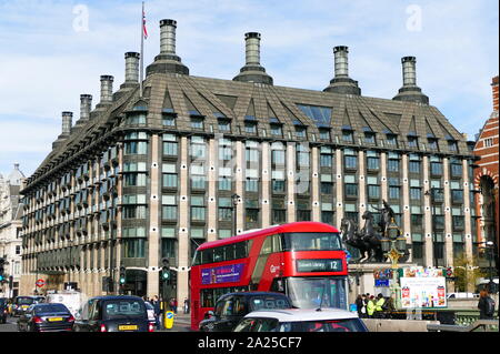 Portcullis House (PCH) è un palazzo di uffici a Westminster, Londra, Regno Unito che è stato commissionato nel 1992 e aperto nel 2001 per fornire uffici per 213 membri del Parlamento europeo e del loro personale Foto Stock