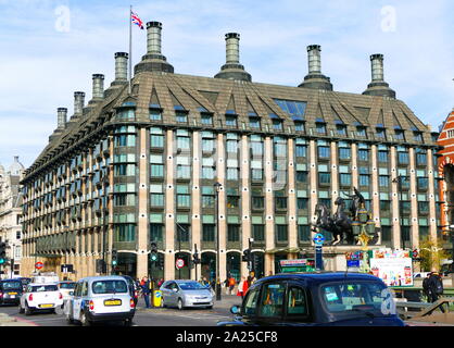 Portcullis House (PCH) è un palazzo di uffici a Westminster, Londra, Regno Unito che è stato commissionato nel 1992 e aperto nel 2001 per fornire uffici per 213 membri del Parlamento europeo e del loro personale Foto Stock