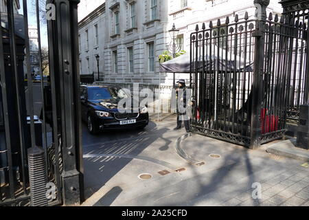 Auto ministeriale a Downing Street nel corso di riunioni tra il primo ministro Theresa Maggio e pro-Brexit MP è nel suo partito. Aprile 2019 Foto Stock