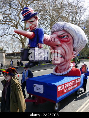 Theresa Maggio effigie a Brexit "rimanere" protesta al Parlamento a Londra, Aprile 2019.Brexit è il processo del ritiro del Regno Unito (UK) dall'Unione europea (UE). A seguito di un referendum tenutosi il 23 giugno 2016 in cui 51,9 per cento di quelle supportate di voto a lasciare l'UE Foto Stock