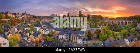 Città di Lussemburgo, Lussemburgo. Panoramica immagine paesaggio urbano della città vecchia di Lussemburgo dello skyline della città durante la bellissima alba. Foto Stock