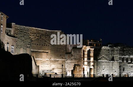 Vista del Foro Romano di notte. Il Foro Romano, noto anche con il nome latino Forum Romanum, è un foro rettangolare circondata dai resti di numerose e importanti antichi edifici del governo al centro della città di Roma. Foto Stock