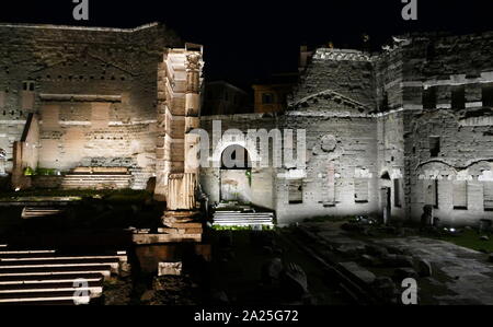 Vista del Foro Romano di notte. Il Foro Romano, noto anche con il nome latino Forum Romanum, è un foro rettangolare circondata dai resti di numerose e importanti antichi edifici del governo al centro della città di Roma. Foto Stock