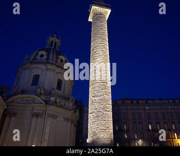Vista della Colonna di Traiano di notte. Colonna di Traiano è un romano colonna trionfale in Roma, Italia, che commemora Romano Imperatore Traiano la vittoria nella guerra dei Daci. Foto Stock