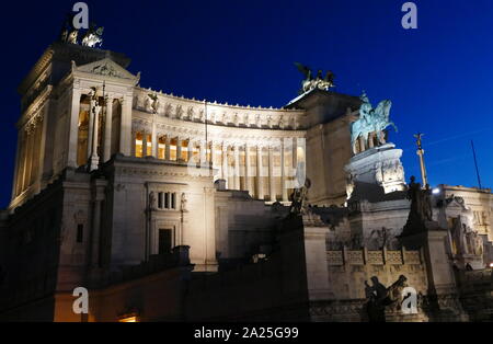 Vista del Vittorio Emanuele II monumento di notte. Il Vittorio Emanuele II monumento, noto anche come il Vittoriano, il Vittoriano o Altare della Patria, è un monumento costruito in onore di Vittorio Emanuele II, primo re di una Italia unificata, situato a Roma, in Italia. Foto Stock