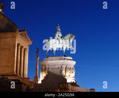 Vista del Vittorio Emanuele II monumento di notte. Il Vittorio Emanuele II monumento, noto anche come il Vittoriano, il Vittoriano o Altare della Patria, è un monumento costruito in onore di Vittorio Emanuele II, primo re di una Italia unificata, situato a Roma, in Italia. Foto Stock