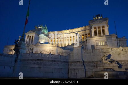 Vista del Vittorio Emanuele II monumento di notte. Il Vittorio Emanuele II monumento, noto anche come il Vittoriano, il Vittoriano o Altare della Patria, è un monumento costruito in onore di Vittorio Emanuele II, primo re di una Italia unificata, situato a Roma, in Italia. Foto Stock