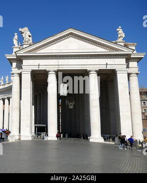 Esterno degli appartamenti papali in Piazza San Pietro nella Città del Vaticano. Foto Stock