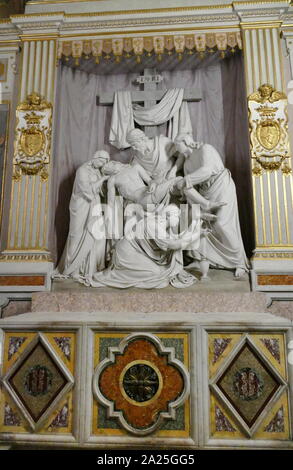 Interno della chiesa della Santissima Trinità dei Monti. Un cattolico romana tardo rinascimentale chiesa titolare in Roma, Italia centrale. È meglio conosciuto per la sua posizione dominante sopra la scalinata di Piazza di Spagna che conducono a Piazza di Spagna. La chiesa e la sua area circostante (compresa la Villa Medici) sono sotto la responsabilità dello Stato francese. Foto Stock