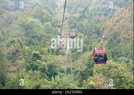 QingChengShan, nella provincia di Sichuan, in Cina - Settembre 26, 2019 : turisti cinesi in funivia a monte QingCheng. Foto Stock