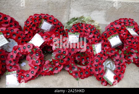 Ghirlande di papaveri artificiali di cui in commemorazione delle vittime della guerra presso il Cenotafio, London, Regno Unito Foto Stock