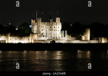 La Torre di Londra, nel centro di Londra. Essa è stata fondata verso la fine del 1066 come parte della conquista normanna dell'Inghilterra. Foto Stock