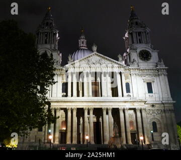 La Cattedrale di St Paul, Londra, è una cattedrale anglicana, la sede del vescovo di Londra e la chiesa madre della diocesi di Londra. Il Duomo, risalente alla fine del XVII secolo, è stato progettato in inglese in stile barocco da Sir Christopher Wren. Foto Stock