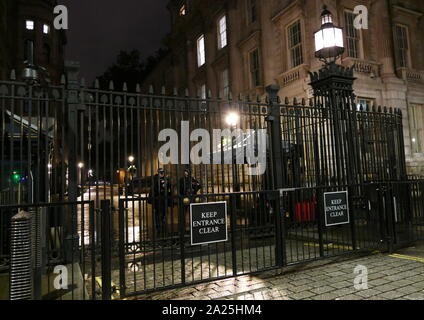 Gates proteggendo l'ingresso a Downing Street, Londra (casa e ufficio del Primo Ministro del Regno Unito. Foto Stock