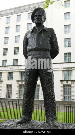 Statua di Montgomery in Whitehall, Londra, da Oscar Nemon, inaugurato nel 1980. Maresciallo di Campo Bernard Law Montgomery, primo Visconte Montgomery di Alamein, (1887 - 1976), soprannominato 'Monty' e 'Spartan' generale era un alto ufficiale dell'esercito britannico che ha combattuto in entrambe la prima guerra mondiale e la seconda guerra mondiale. Foto Stock