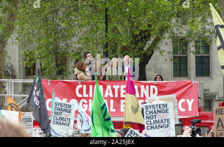 Una grande folla riempito Piazza del Parlamento chiedeva un emergenza climatica per essere dichiarato. È stato il culmine di settimane di manifestazioni e proteste che hanno chiuso le strade nella parte interna di Londra e di altre città, provocando gravi interruzioni del traffico. La protesta fu chiamato da YouthStrike4Clima, slancio, estinzione della ribellione e 14 altri gruppi 2 maggio 2019 Foto Stock