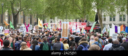 Una grande folla riempito Piazza del Parlamento chiedeva un emergenza climatica per essere dichiarato. È stato il culmine di settimane di manifestazioni e proteste che hanno chiuso le strade nella parte interna di Londra e di altre città, provocando gravi interruzioni del traffico. La protesta fu chiamato da YouthStrike4Clima, slancio, estinzione della ribellione e 14 altri gruppi 2 maggio 2019 Foto Stock