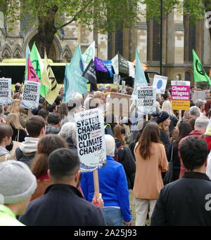 Una grande folla riempito Piazza del Parlamento chiedeva un emergenza climatica per essere dichiarato. È stato il culmine di settimane di manifestazioni e proteste che hanno chiuso le strade nella parte interna di Londra e di altre città, provocando gravi interruzioni del traffico. La protesta fu chiamato da YouthStrike4Clima, slancio, estinzione della ribellione e 14 altri gruppi 2 maggio 2019 Foto Stock