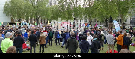 Una grande folla riempito Piazza del Parlamento chiedeva un emergenza climatica per essere dichiarato. È stato il culmine di settimane di manifestazioni e proteste che hanno chiuso le strade nella parte interna di Londra e di altre città, provocando gravi interruzioni del traffico. La protesta fu chiamato da YouthStrike4Clima, slancio, estinzione della ribellione e 14 altri gruppi 2 maggio 2019 Foto Stock