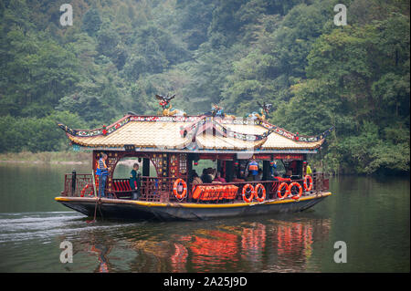 QingChengShan, nella provincia di Sichuan, in Cina - Settembre 26, 2019 : Barca il trasporto di turisti cinesi sulle sponde di un lago. Foto Stock