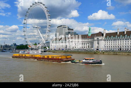 County Hall edificio, Londra, è stata la sede del London County Council (LCC) e più tardi il Greater London Council (GLC). Il palazzo si trova sulla sponda meridionale del fiume Tamigi, con Westminster Bridge essendo accanto ad esso in direzione sud. Oggi, County Hall è il sito di aziende e attrazioni turistiche tra cui il London Sea Life Aquarium, London Dungeon e una stazione di Namco divertimento arcade. Il London Eye è accanto a County Hall, e il suo centro visitatori è all'interno dell'edificio Foto Stock