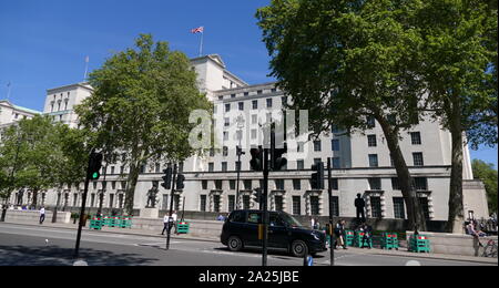 La sede del MOD sono in Whitehall ed è noto come MOD Edificio principale. Questa struttura è in perfetto stile neoclassico e fu originariamente costruito tra il 1938 e il 1959 su disegno di Vincent Harris. Il Ministero della Difesa (MOD o MoD) è il governo britannico responsabile per attuare la politica di difesa impostato da Sua Maestà il governo e è il quartier generale delle forze armate britanniche. Foto Stock