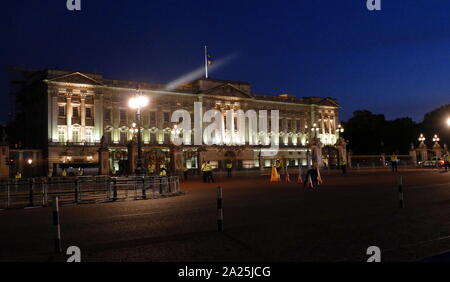 Buckingham Palace, London, fissato dalla polizia per impedire l'accesso per protesta durante la cena di stato per il presidente Donald Trump Giugno 2019 Foto Stock