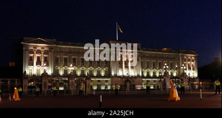 Buckingham Palace, London, fissato dalla polizia per impedire l'accesso per protesta durante la cena di stato per il presidente Donald Trump Giugno 2019 Foto Stock