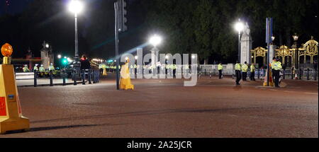 Buckingham Palace, London, fissato dalla polizia per impedire l'accesso per protesta durante la cena di stato per il presidente Donald Trump Giugno 2019 Foto Stock