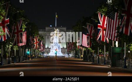 Buckingham Palace, London, fissato dalla polizia per impedire l'accesso per protesta durante la cena di stato per il presidente Donald Trump Giugno 2019 Foto Stock