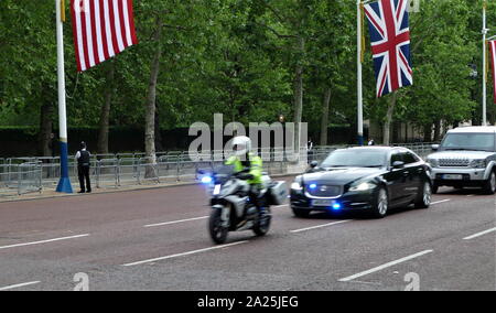Il primo ministro Theresa Maggio arriva a St James's Palace, sul Mall, Londra, fissato dalla polizia durante la visita di Stato del presidente Donald Trump Giugno 2019 Foto Stock