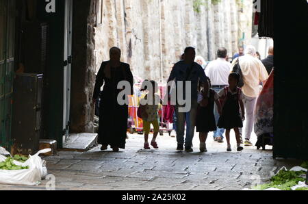 Bambini arabi che sono sulla loro strada per la scuola nella città vecchia di Gerusalemme, Israele Foto Stock