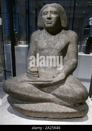 Seduti in pietra di granito statua, del granaio scribe, der-senedj. 2400 BC, Giza in Egitto; Foto Stock