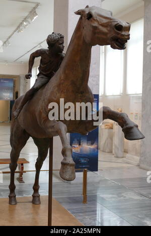 Statua in bronzo raffigurante "Jockey di Artemision', una grande statua ellenistica di un giovane ragazzo in sella ad un cavallo, datato intorno al 150-140 A.C. Si tratta di una rara sopravvivere originale statua in bronzo della Grecia antica e di un raro esempio di scultura Greca di un cavallo da corsa Foto Stock