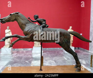 Statua in bronzo raffigurante "Jockey di Artemision', una grande statua ellenistica di un giovane ragazzo in sella ad un cavallo, datato intorno al 150-140 A.C. Si tratta di una rara sopravvivere originale statua in bronzo della Grecia antica e di un raro esempio di scultura Greca di un cavallo da corsa Foto Stock